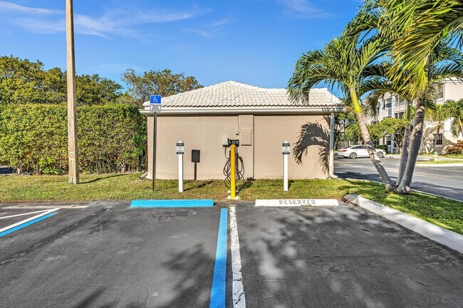 Building Photo - 2820 N Oakland Forest Dr