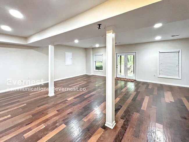 Building Photo - 3059 Southampton Dr