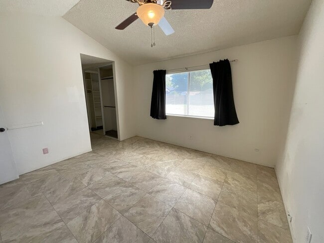 Building Photo - Charming Clovis 3/2 Home with New Solar System * Move-In Bonus! *