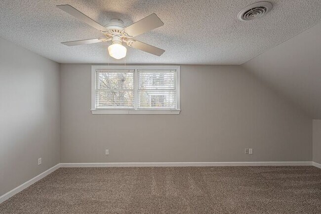Building Photo - NW Large Updated Home! LR, DR, Den, FP, Ha...