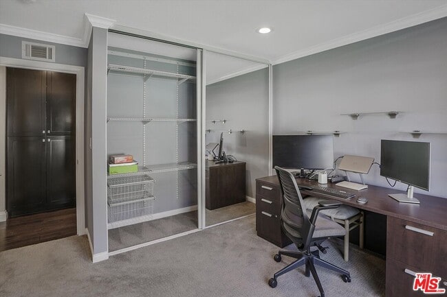 Building Photo - 438 Raindance St