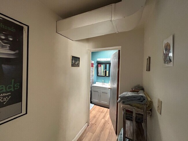 Building Photo - 2 bedrooms-1 bath - on 4th Ave