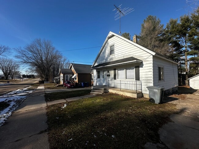 Building Photo - Recently Renovated 3 Bedroom 1 Bath Single...