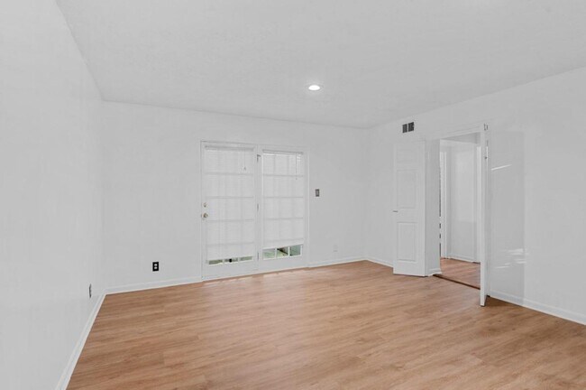 Building Photo - 11 Peachtree Hills Ave NE