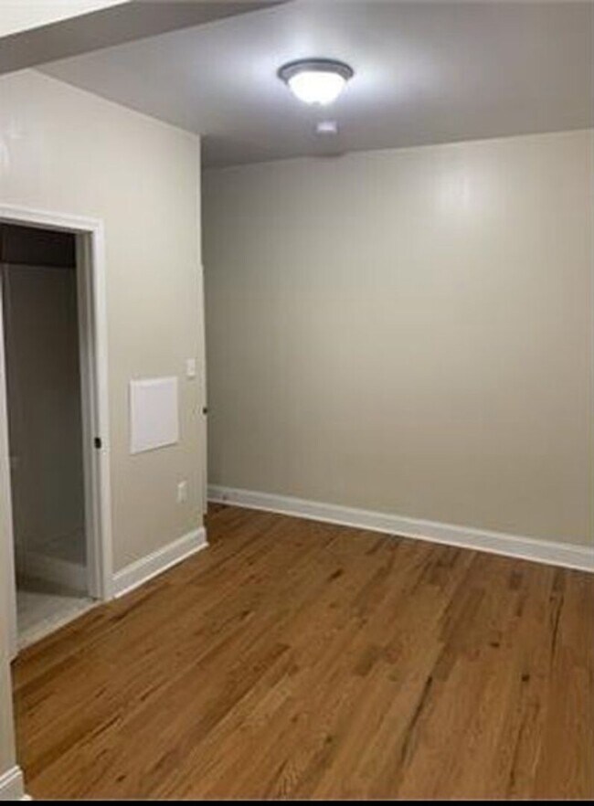 Building Photo - 5 Bedroom House for Rent