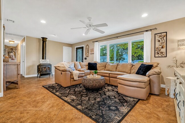 Building Photo - 3BR Ranch with In-Ground Pool & Garage in Toms River