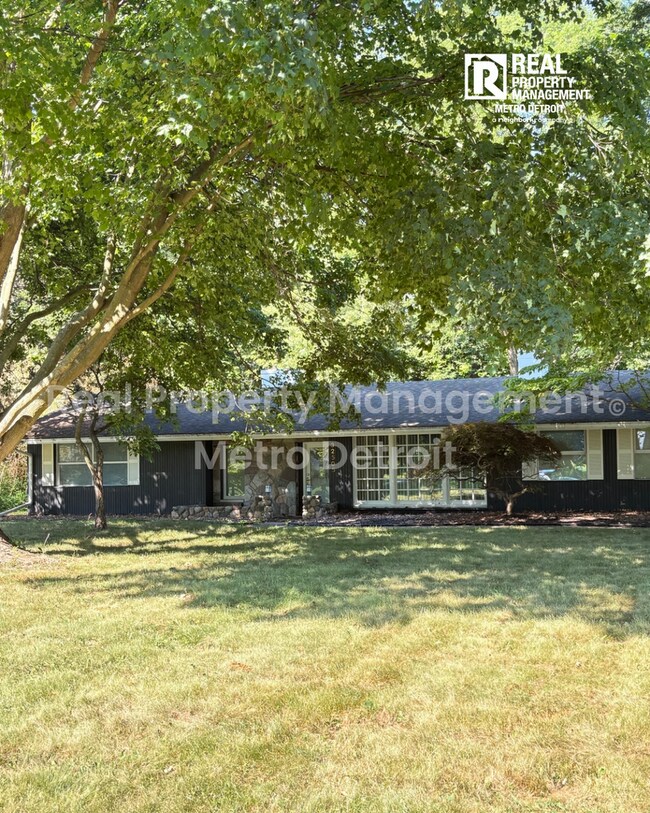 Building Photo - 3-Bedroom Single-Family Home in Beverly Hills, Michigan