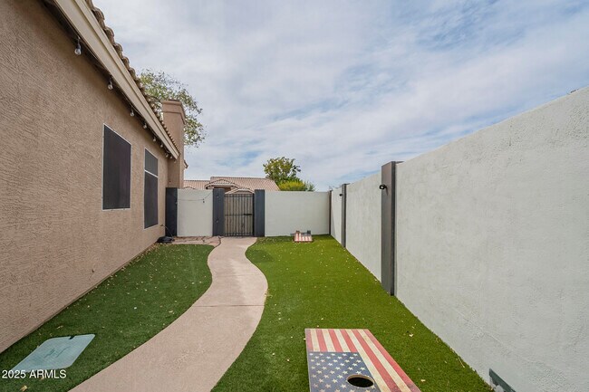 Building Photo - 9102 E Siesta Ln