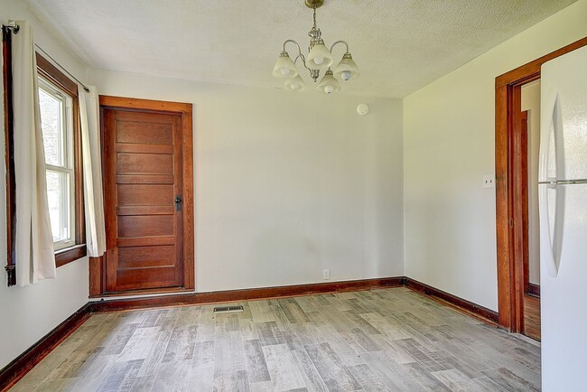 Building Photo - 1504 Bristol Caverns Hwy