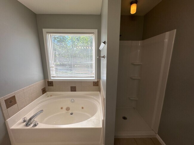 Building Photo - Charming 3BR Home with Bonus Room, Fenced Backyard & Quiet Cul-de-Sac Location