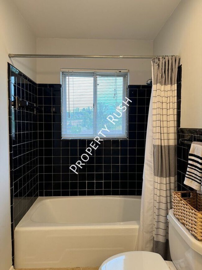 Building Photo - 2307 Arroyo Dr