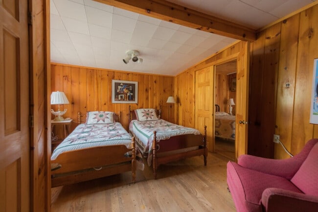 Building Photo - 4168 Lake Shore Dr