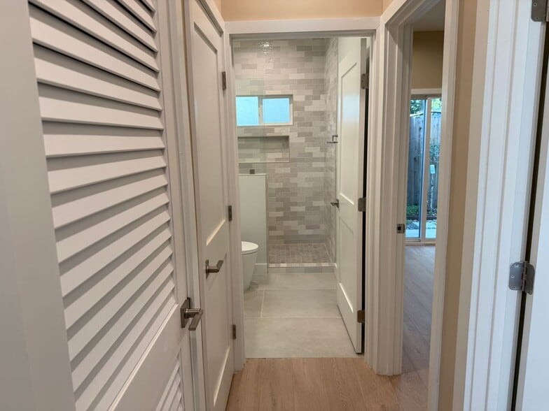 Building Photo - 1072 N Vinedo Ave