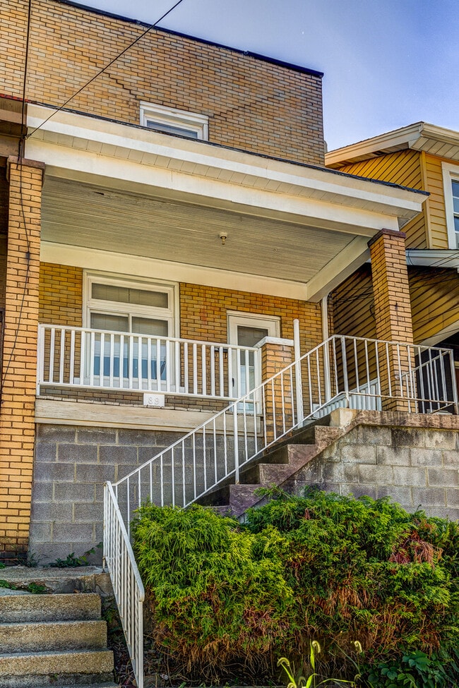 Building Photo - AVAILABLE JUNE 2026 - Traditional 2 Bedroom Home in Mt Washington!