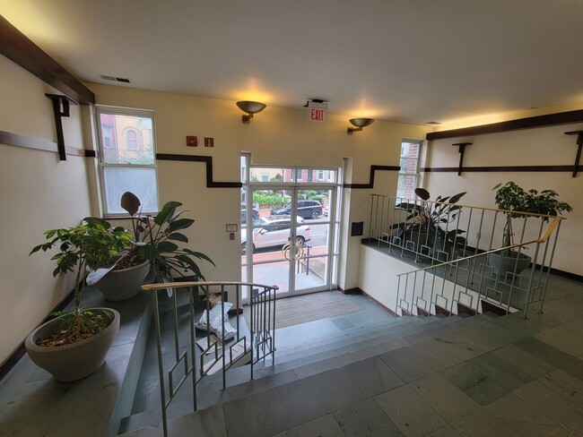 Building Photo - Spacious and Bright 2BR 2BA in DC Perfect ...