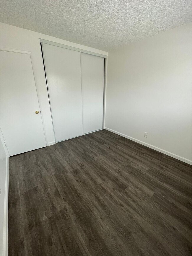 Building Photo - Lovely 3 Bedroom 1.5 Bath Condo