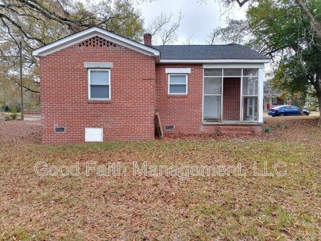 Building Photo - 203 E 11th St