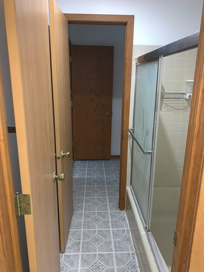 Building Photo - 2050 Holiday Rd