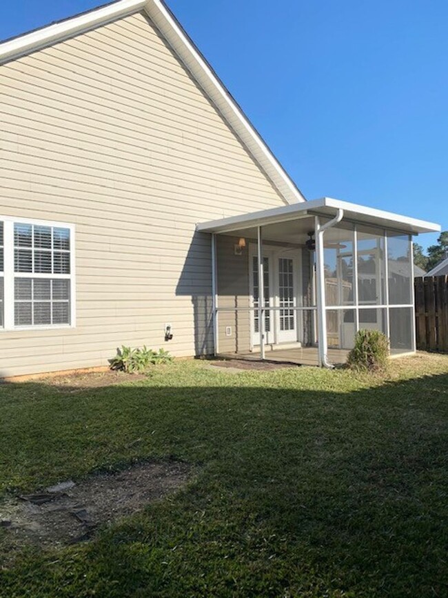 Building Photo - NEWLY UPDATED TWO BEDROOM HOME IN GATED IR...