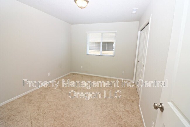 Building Photo - 61581 SE Lorenzo Dr