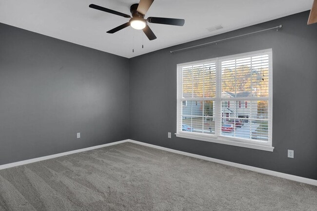 Building Photo - 3 bedroom 2 1/2 bath with loft