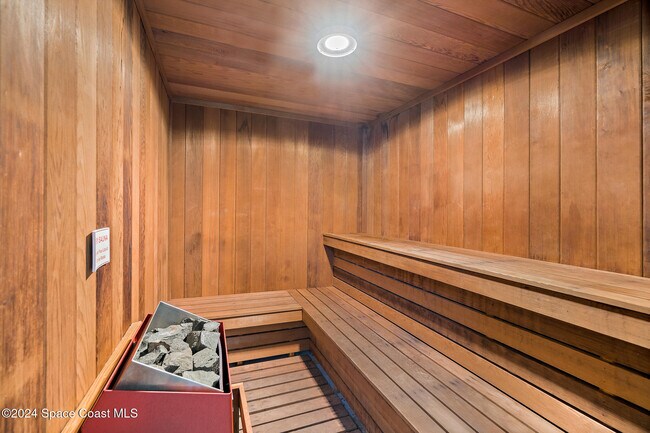 Building Photo - 8700 Ridgewood Ave