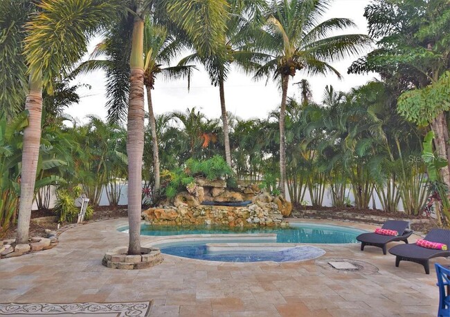 Building Photo - 2226 Siesta Dr