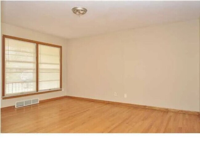 Building Photo - Lovely 3 Bed, 1 Bath!