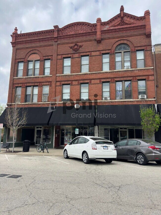 Building Photo - 601 Monroe Ave