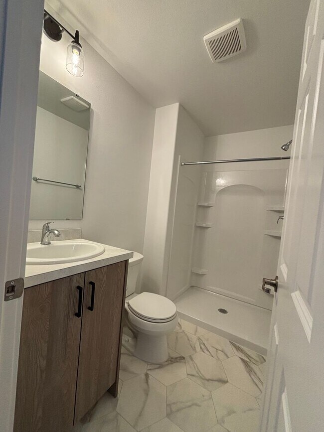 Building Photo - 3 Bed 3 Bath Townhome