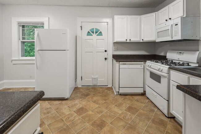 Kitchen - 1858 Lyle Ave