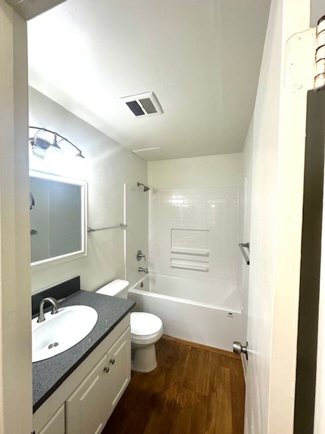 Building Photo - One Bedroom Apartment, Downtown Ventura
