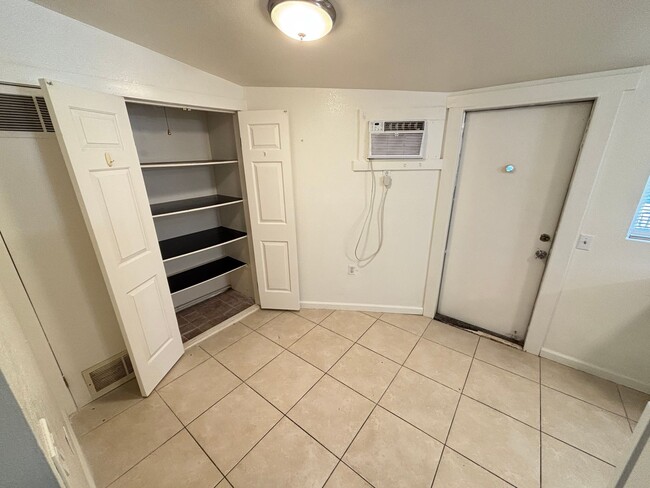 Building Photo - Charming 2Bed/1Bath apartment W/ Private front yard w/ porch and oversized backyard in Henderson