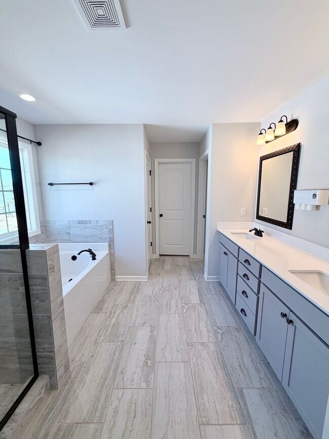 Building Photo - 215 Shoshone Cir