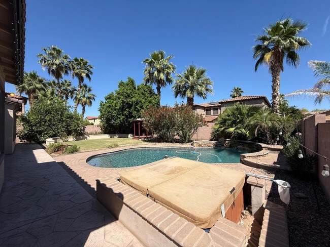 Building Photo - 906 W Glenmere Dr