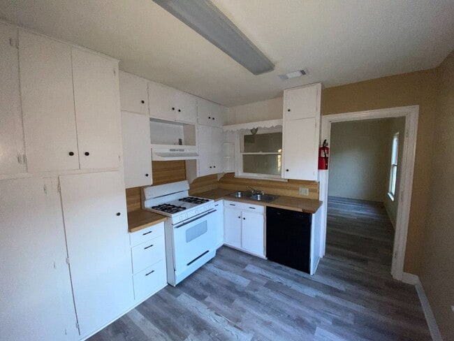 Building Photo - Single Family House