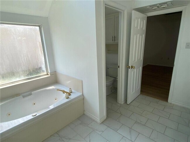 Building Photo - 1373 Fairfield Dr