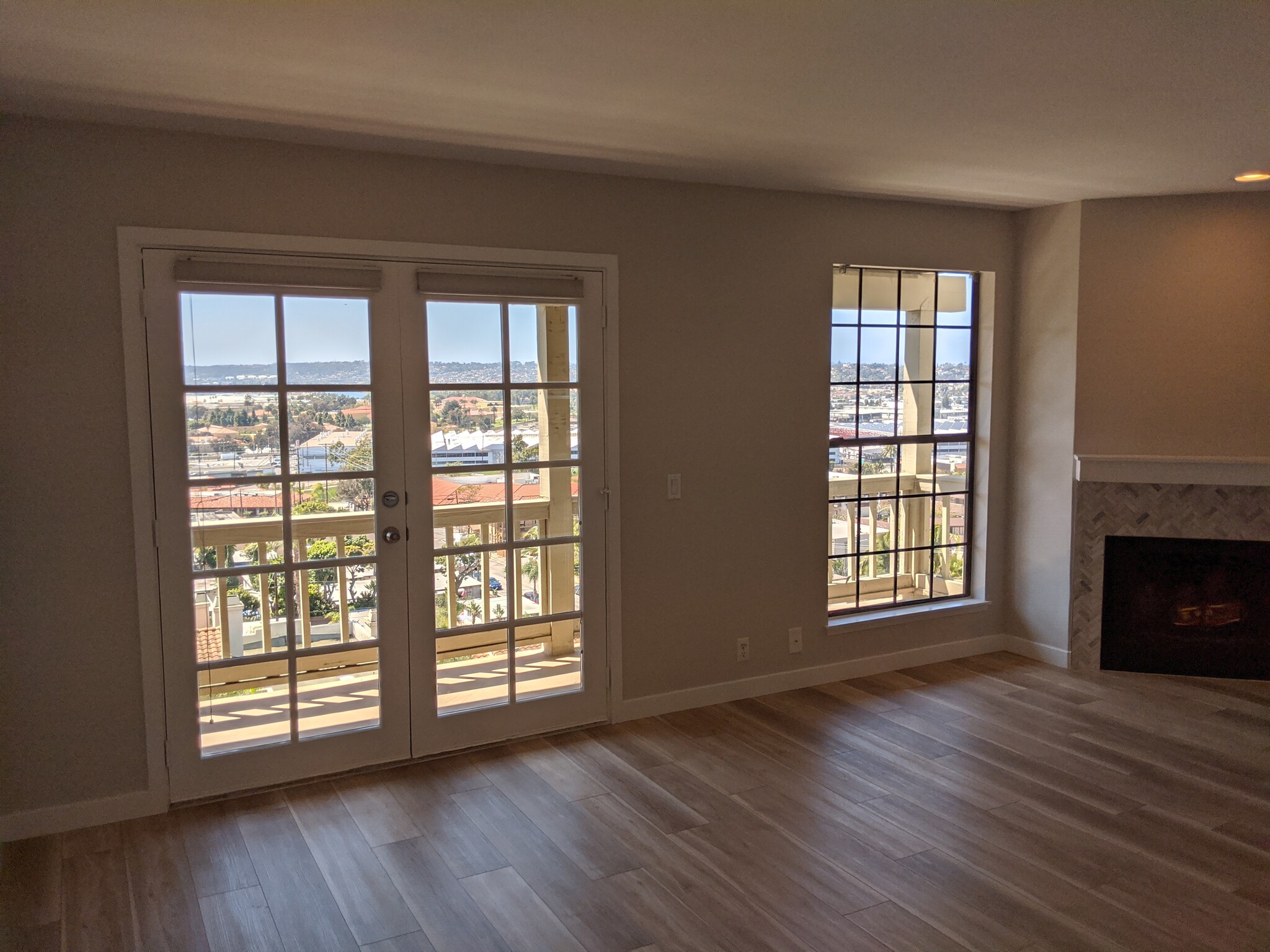 Living Room & Deck - 2225 Linwood St