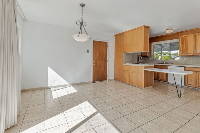 Building Photo - Charming 4-Bedroom 2-Bathroom Home in Sant...