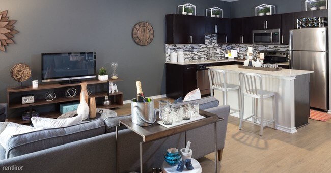 Building Photo - 385 LAS COLINAS Blvd E