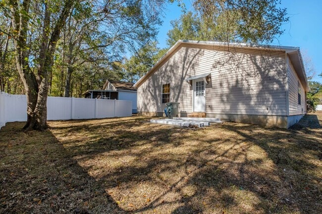 Building Photo - Cozy 3 Bedroom, 2 Bathroom abode with 2 car garage