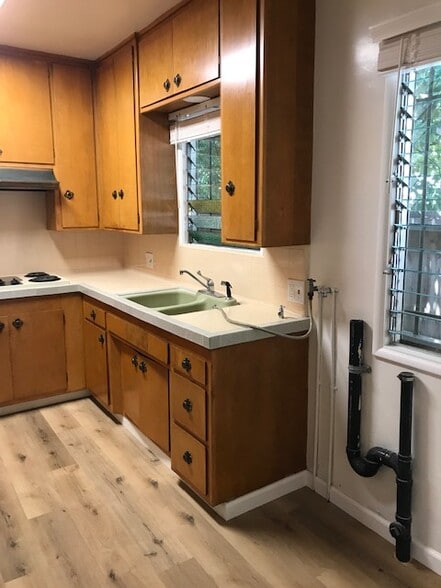 Kitchen - 374 Carroll Park E