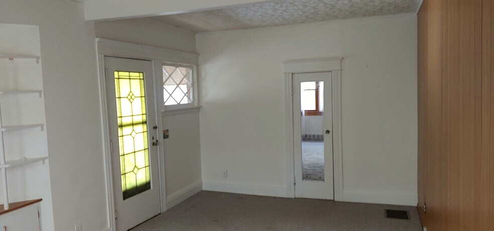 Main entrance door into living room. - 2504 Chili Ave