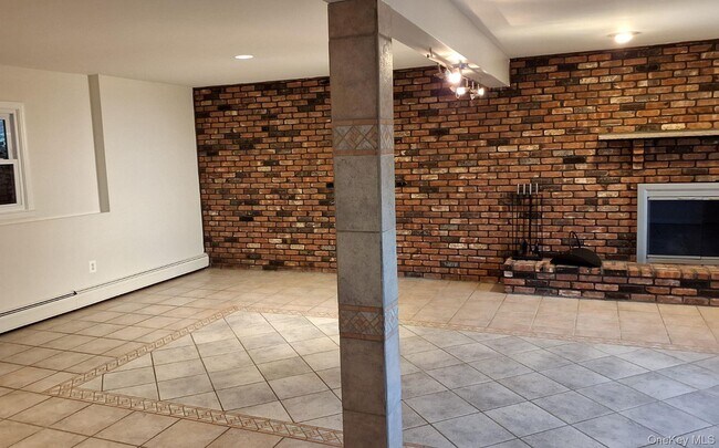 Building Photo - 5 Suzie Dr