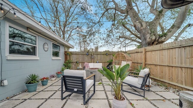 Building Photo - Cozy Remodeled 3/2 in North Orlando! Available February 2026!