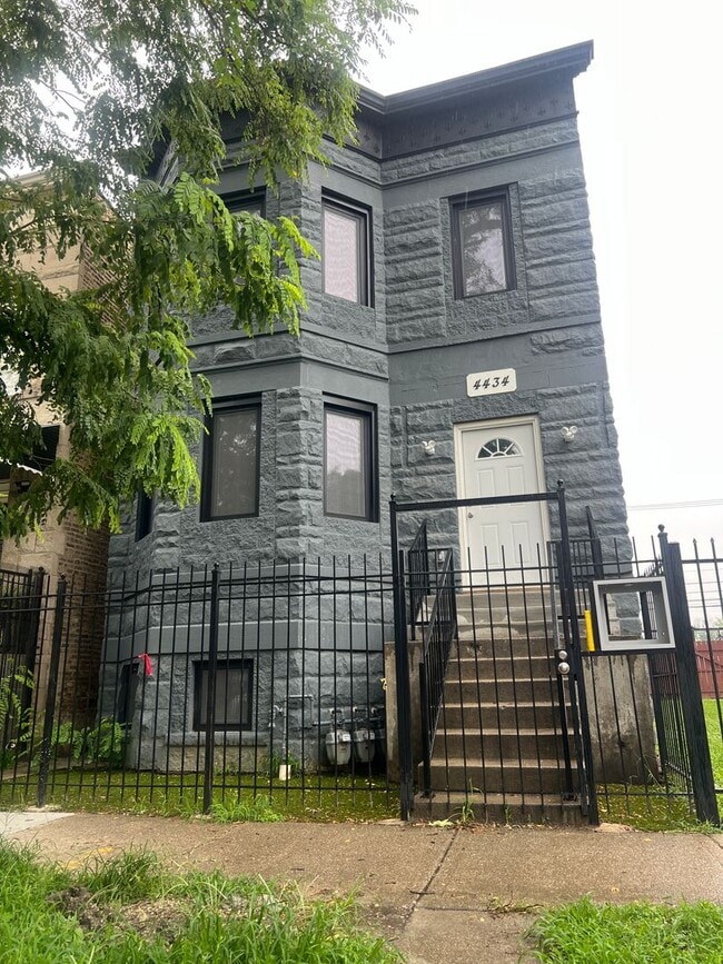 Building Photo - 4434 W Monroe St