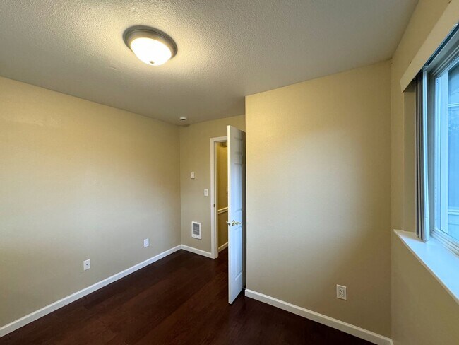 Building Photo - Lovely 2 Bedroom Condo in Hampton Village ...