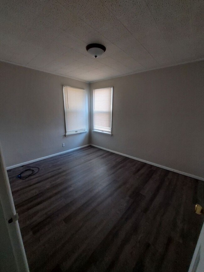 Building Photo - Recently Updated 2BD