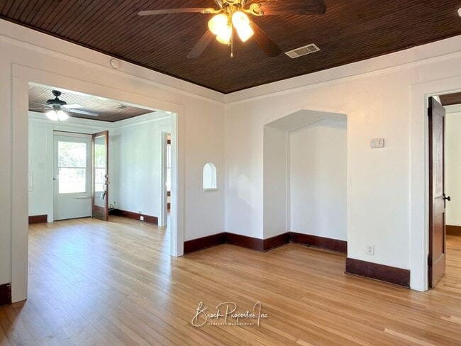 Building Photo - 1613 E Blount St