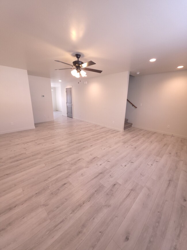 Building Photo - 117 E Ravenna Ln